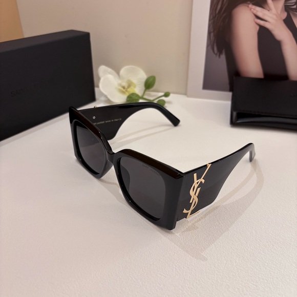 Saint Laurent Eyewear Sip Blaze Oversized Frame Sunglasses - Picture 1 of 8
